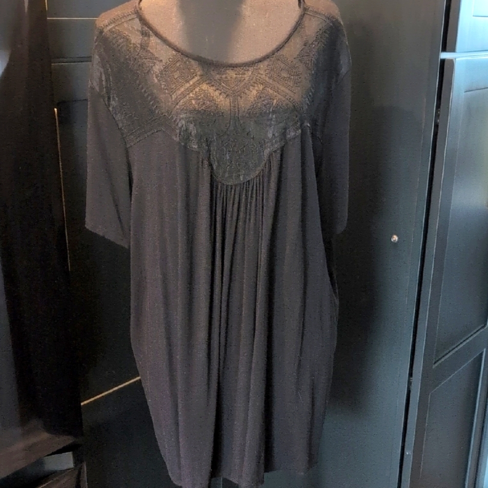 Green Envelope Top Granny Core Sheer Yoke w/Lace Embroidery Black Short Sleeves